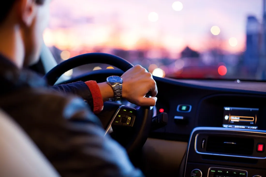 Auto ejecutivo en carretera